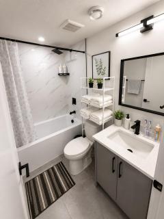 Modern 2BR Retreat-Near WEM - Workspace & Privacy - 9