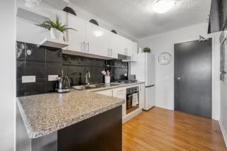 Retro Chic Vibes, Tropical Pool & Prime Location - 3