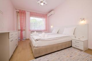 Central 2-Bedroom Apt - 8
