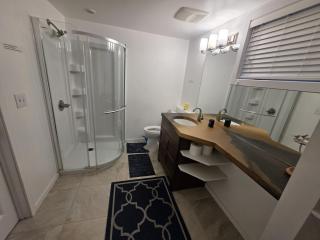 Executive Bright & Cozy Basement Suit west side - 2