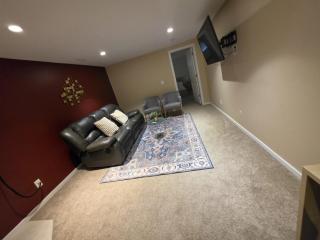 Executive Bright & Cozy Basement Suit west side - 1