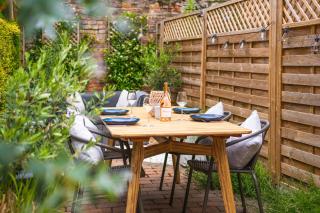 Charming 2 Bed Cottage - within city walls - free parking- garden - 3