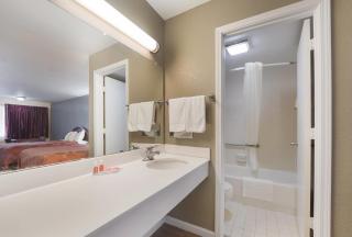 Econo Lodge Thomaston - 1