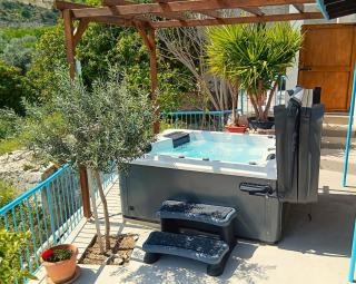 The Almond House Traditional Mountain Retreat with Orchard Views - 8