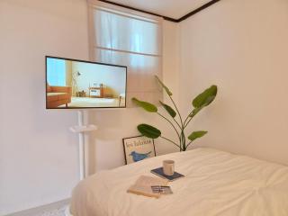 Gangnam Hongdae 3 Queen Beds Free Dryer - 1