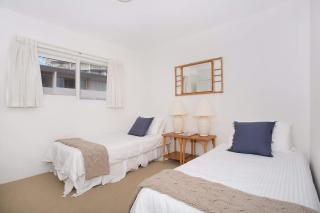 King Tide -Broadbeach 3BR with Ocean Views & Balcony - 2