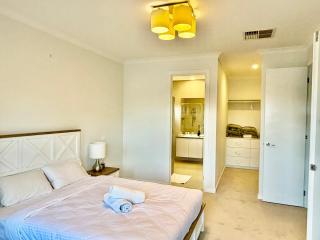 Connecting Palms - Doreen - Luxury Holiday Home with 4 x Extra Large Bedrooms! - 1