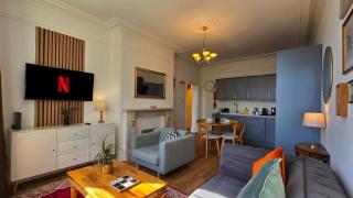 Chic Salisbury City Centre 2-Bedroom Serviced Accommodation-Apartment, Near Train station - Tirgo Collection - 0