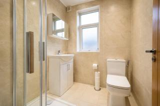 SidemerseyLivings - Step-Free 4BR Home, Ground Floor Bed & Bath, Private Gated Parking - 2