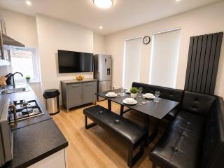 SidemerseyLivings - Step-Free 4BR Home, Ground Floor Bed & Bath, Private Gated Parking - 8