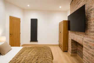 SidemerseyLivings - Step-Free 4BR Home, Ground Floor Bed & Bath, Private Gated Parking - 1