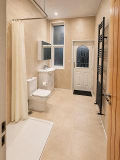 SidemerseyLivings - Step-Free 4BR Home, Ground Floor Bed & Bath, Private Gated Parking - 6