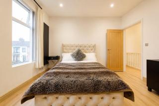 SidemerseyLivings - Step-Free 4BR Home, Ground Floor Bed & Bath, Private Gated Parking - 5