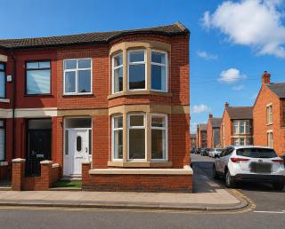 SidemerseyLivings - Step-Free 4BR Home, Ground Floor Bed & Bath, Private Gated Parking - 9