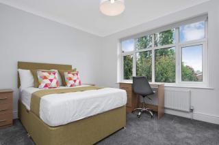 Flexible Stay Contractor Lets Near QMC Van Parking Available - 3