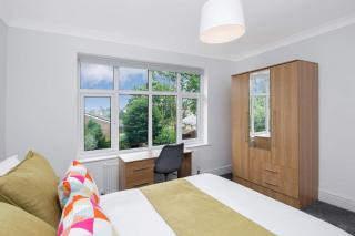Flexible Stay Contractor Lets Near QMC Van Parking Available - 1