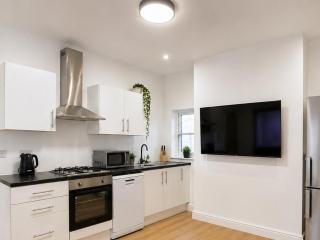 SidemerseyLivings - Step-Free 4BR Home, Ground Floor Bed & Bath, Private Gated Parking - 4