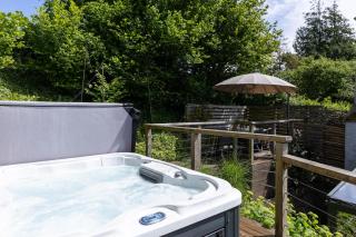 East Cornworthy Cottage - Stylish Devon Retreat with Hot Tub, Fire Pit & Rolling Hill Views - 3