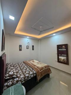 Stella Homestay Near Yashobhoomi with Rooftop - 9