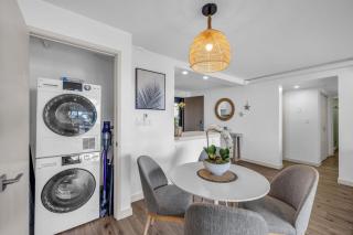 Luxe Beachfront Escape: Ocean Views AC & Premium Amenities - 4
