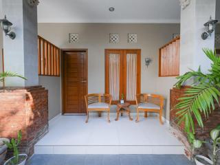 RedDoorz near Mertasari Beach 2 - 4