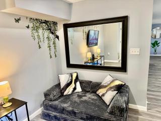 Grand Deluxe 1BR Penthouse Suite near Newark Airport - 5
