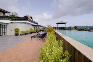 Modern 1BHK with Rooftop Pool Near Candolim Beach by HIREAVILLA - 2