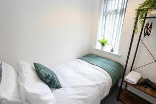 Spacious & Bright 3 Bedroom House in St Helens - 6