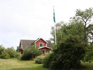 Holiday Home Schönes Ferienhaus in Småland mit Sauna- Bootssteg zum Schwimmen mit Ruderboot by Interhome - 1