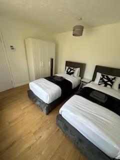 Modern Family Haven 5BR Free Parking - 9