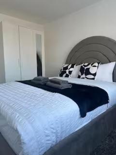 Modern Family Haven 5BR Free Parking - 5
