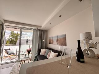 Centaur Apartment with Terrace near Airport - 5