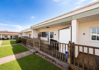 Chalet For Hire At Rainbows End Near A Beautiful Norfolk Beach Ref 31039R - 8