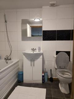Spacious 3BR House 6 Beds Aldershot - 8