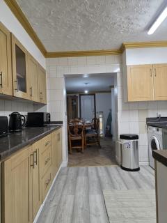 Spacious 3BR House 6 Beds Aldershot - 5