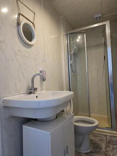 Spacious 3BR House 6 Beds Aldershot - 2