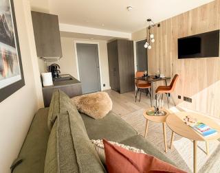 Waterfront Retreat in Henningsvær - Free Parking - 2