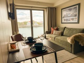 Waterfront Retreat in Henningsvær - Free Parking - 5