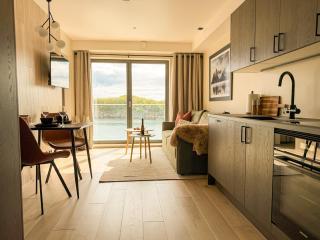 Waterfront Retreat in Henningsvær - Free Parking - 8