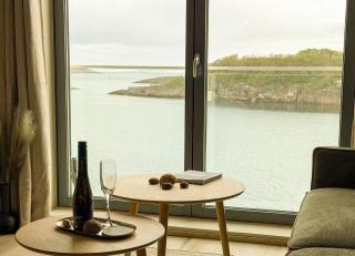 Waterfront Retreat in Henningsvær - Free Parking - 9