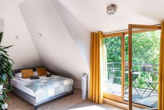 Jasny Apartament z Balkonem Blisko Plaży w Spokojnej Okolicy by Noclegi Renters - 4