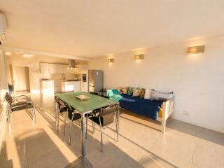 '24 Gordonia', Spacious Condo - Sleeps 7, Sea Front, Easy Beach access - 5