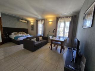 D Townhouse Boutique Suites - 6