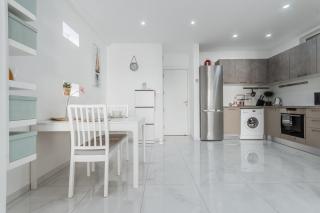 Finikoudes Beachside Retreat - 2