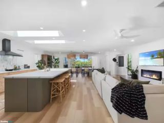 Luxe Family Retreat - Private Pool - Ping Pong Table - Rooftop Terrace - 400m from Golden Beach - 2