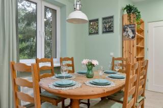 Przestronny Apartament dla 8 osób w Spokojnej Okolicy by Noclegi Renters - 8