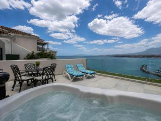 'Bikini Views' Private One Bedroom Suite for 2 with Sunny Veranda - 0