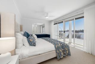 Swan 3BR Riverfront Retreat Views, BBQ & Dining - 1