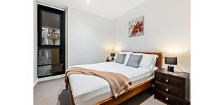 Albert Park 2BR Stay Ultra Luxe With Pool Gym Parking - 8