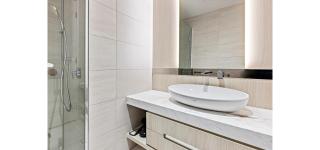 Albert Park 2BR Stay Ultra Luxe With Pool Gym Parking - 3